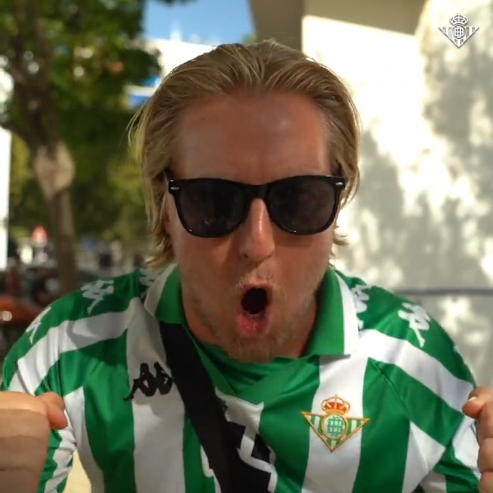 Él es Paw Værnhøj. Y esto es el Real Betis Balompié.