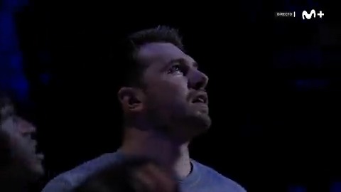 Ojos vidriosos y el abrazo de todo el WiZink Center. La emoción de @luka7doncic. #dormiresdecobardes