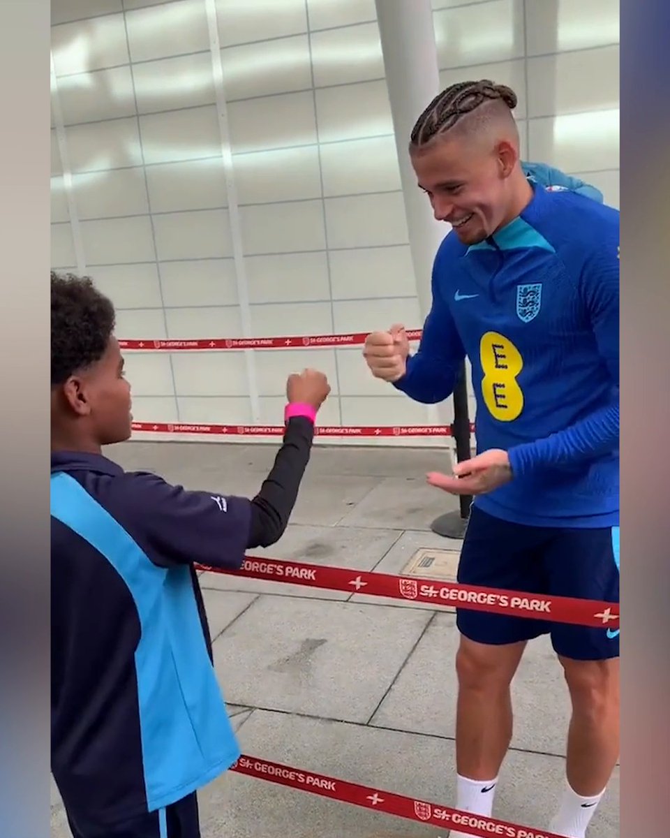 This young fan challenged Kalvin Phillips to rock-paper-scissors for his England top. This is so wholesome ❤️👏 (via Football Beyond Borders)