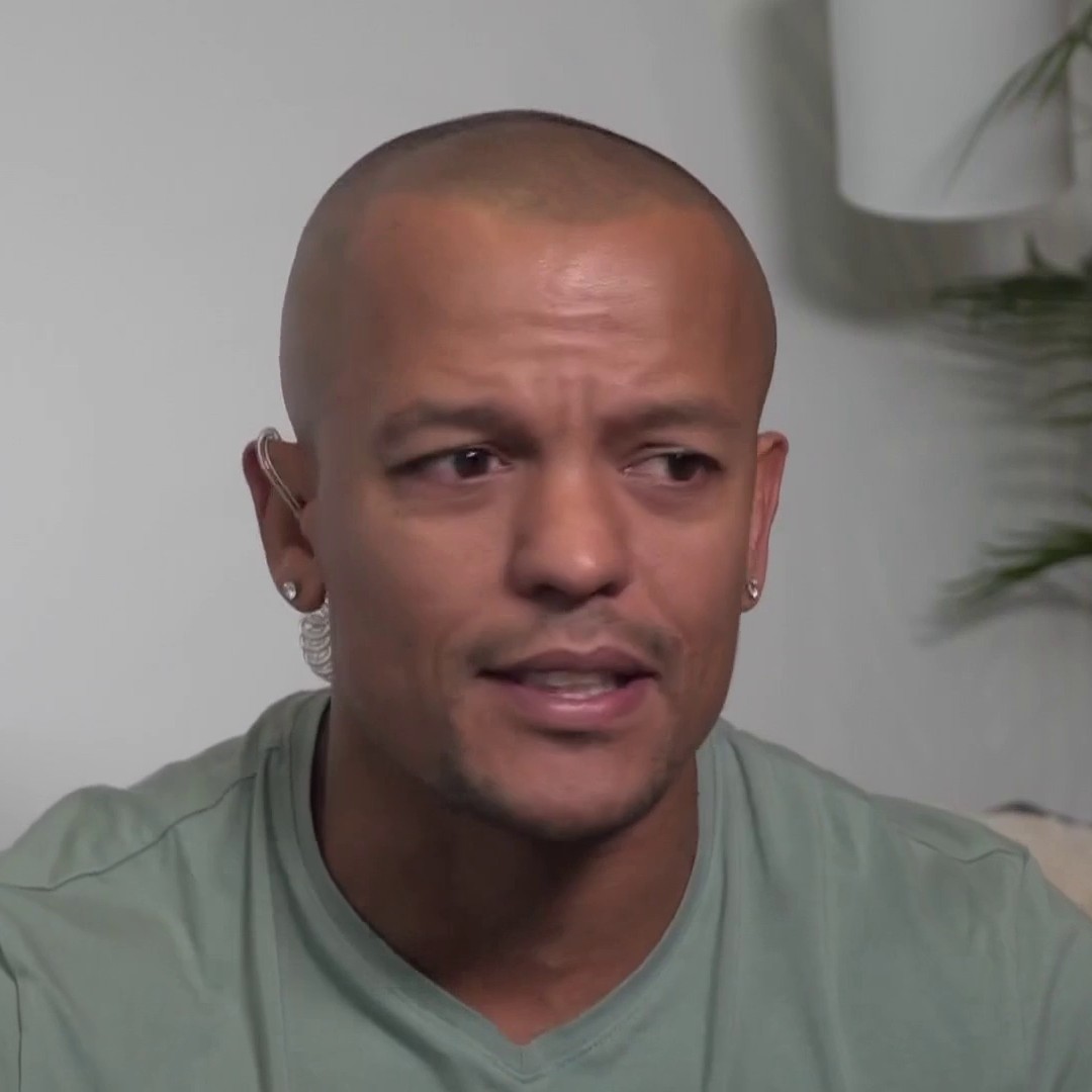 Former Premier League striker Robert Earnshaw believes the involvement of ex-players could help sharpen VAR's decision-making process ⚽🤝