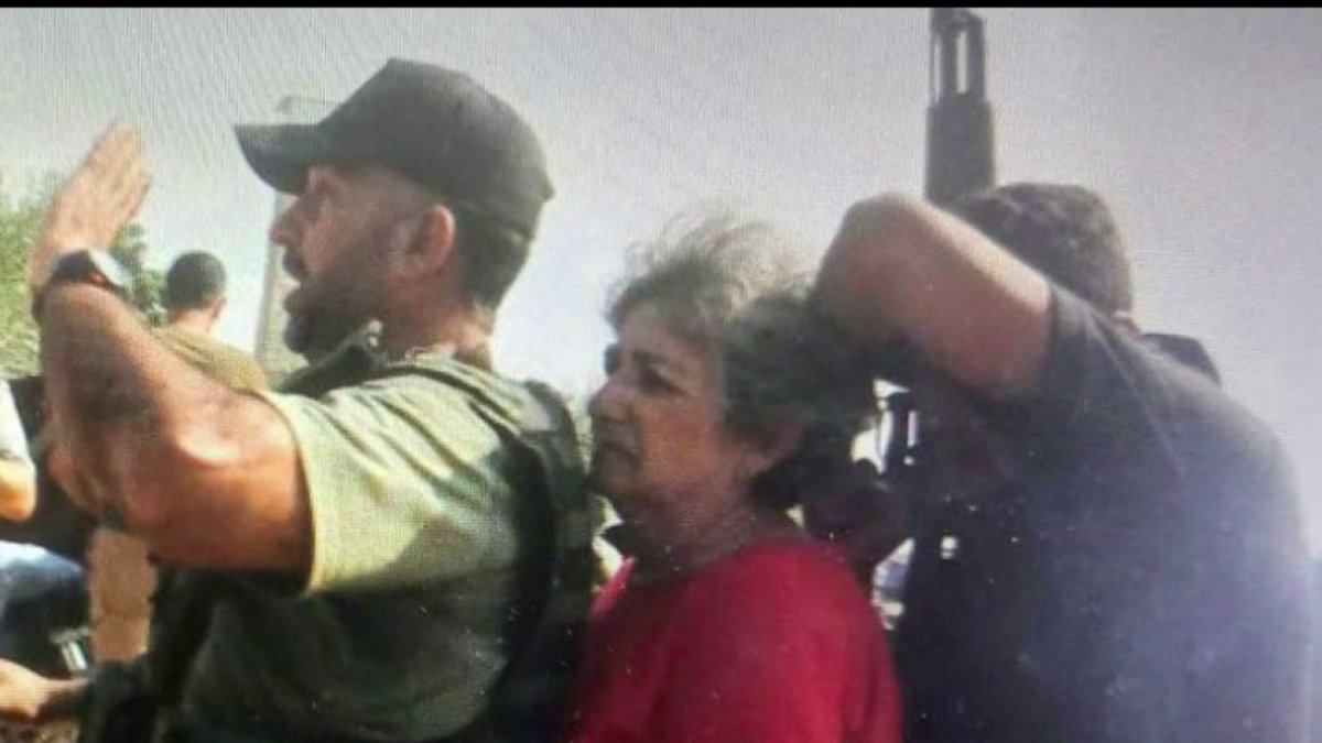 Témoignage : sa grand-mère a été enlevée par le Hamas "Mon grand-père a été tué en voulant protéger ma grand-mère. Nous n'avons aucune information à part cette vidéo" Gaël Raccah, petit-fils d'Adina Moshé