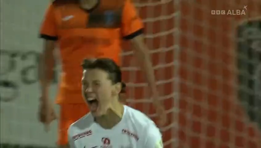 Sin an treas tadhal den oidhche is an dàrna airson Engesvik! Tha SK Brann a-nis a' leantainn 3-0. Engesvik bags her second of the night.