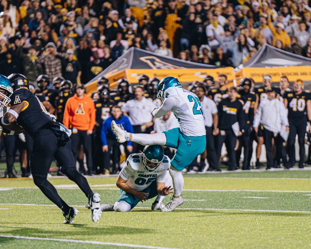 Victory &amp; Chaos 🤩 A walk-off field goal by Kade Hensley for the win 👌 #BALLATTHEBEACH | #FAM1LY | #TEALNATION