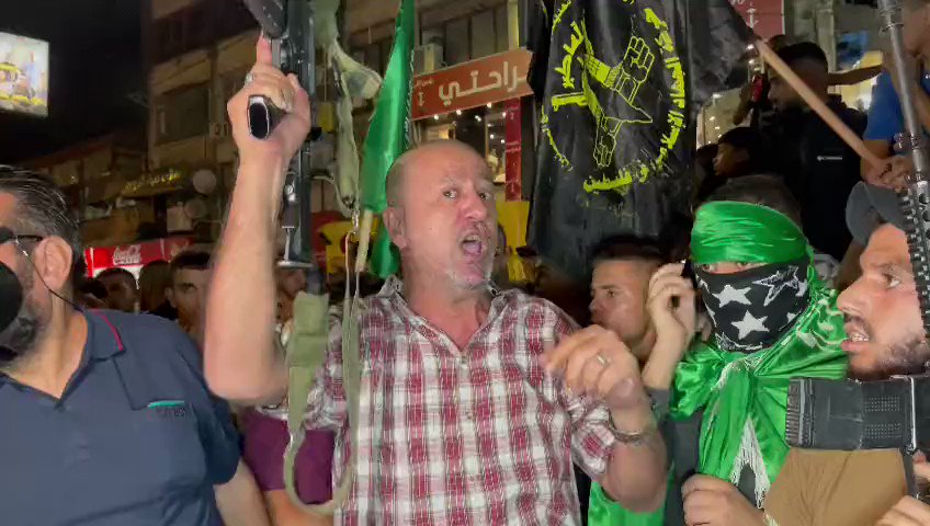 هذا الحاج الفلسطيني من جنين يناشد الجيوش العربية للدفاع عن فلسطين ، ويختم بالقول يكفينا حزب الله في لبنان أن يدافع عنَا .. ثم يبدأ الجميع بالقول : " منشان الله ، يا سيّد يلا ".. #طوفان_الأقصى