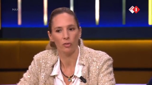 Rachel Meijler was in Israël tijdens de aanval zaterdag en is vanmorgen in Nederland aangekomen. Zojuist kreeg ze vreselijk nieuws te horen over haar neef, die aanwezig was op het festival. ''Hij is vermoord, afgeslacht.'' #Op1 #MAX