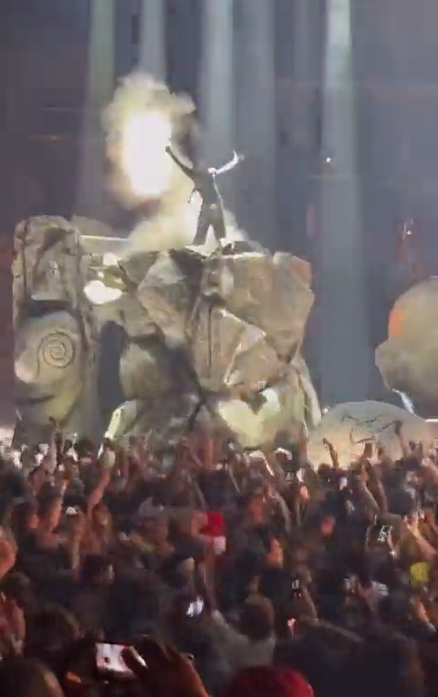TRAVIS SCOTT PERFORMING "AYE" IN CHARLOTTE that crowd. #CircusMaximusTour