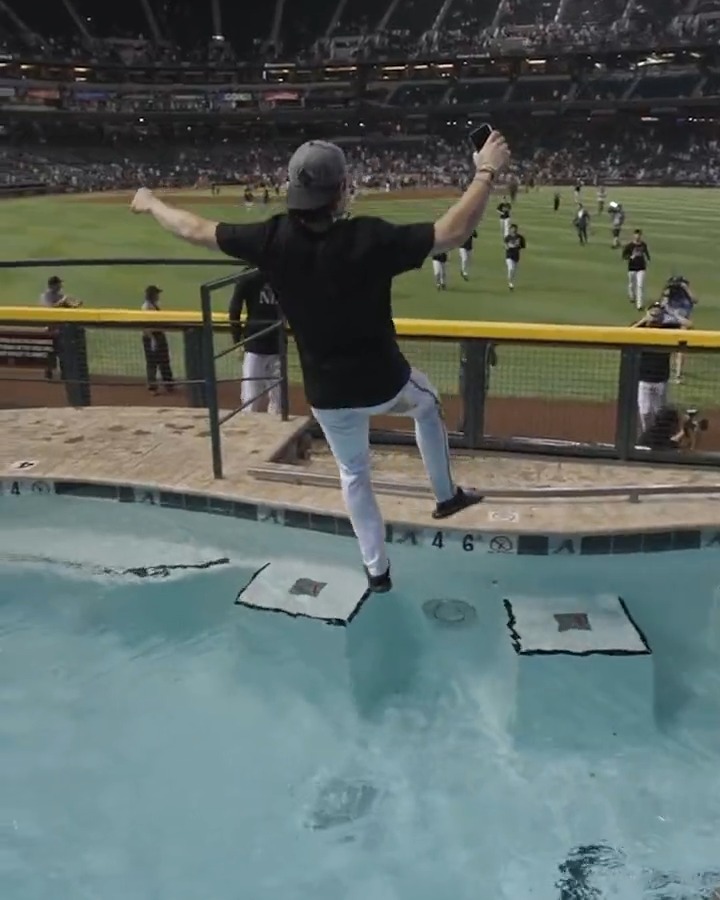 The Arizona Diamondbacks make their #Postseason splash.