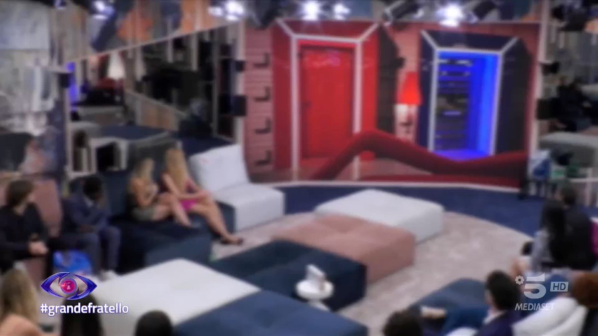Beatrice è più presa rispetto a Garibaldi? Qualcuno nella Casa è di questa idea... e la tensione serpeggia. #GrandeFratello
