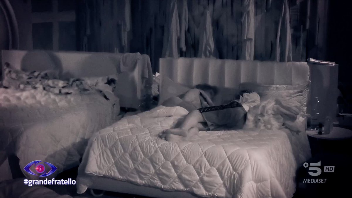 Beatrice e Garibaldi sono sempre più vicini, tra carezze e confidenze iniziano ad esplorare questa loro attrazione... c'è ancora molta paura, ma la voglia di stare vicini sembra vincere. #GrandeFratello