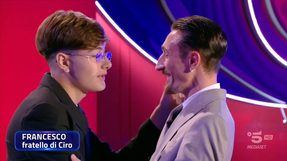 Ovviamente non poteva mancare un super regalo di compleanno per Ciro! ๐ #GrandeFratello