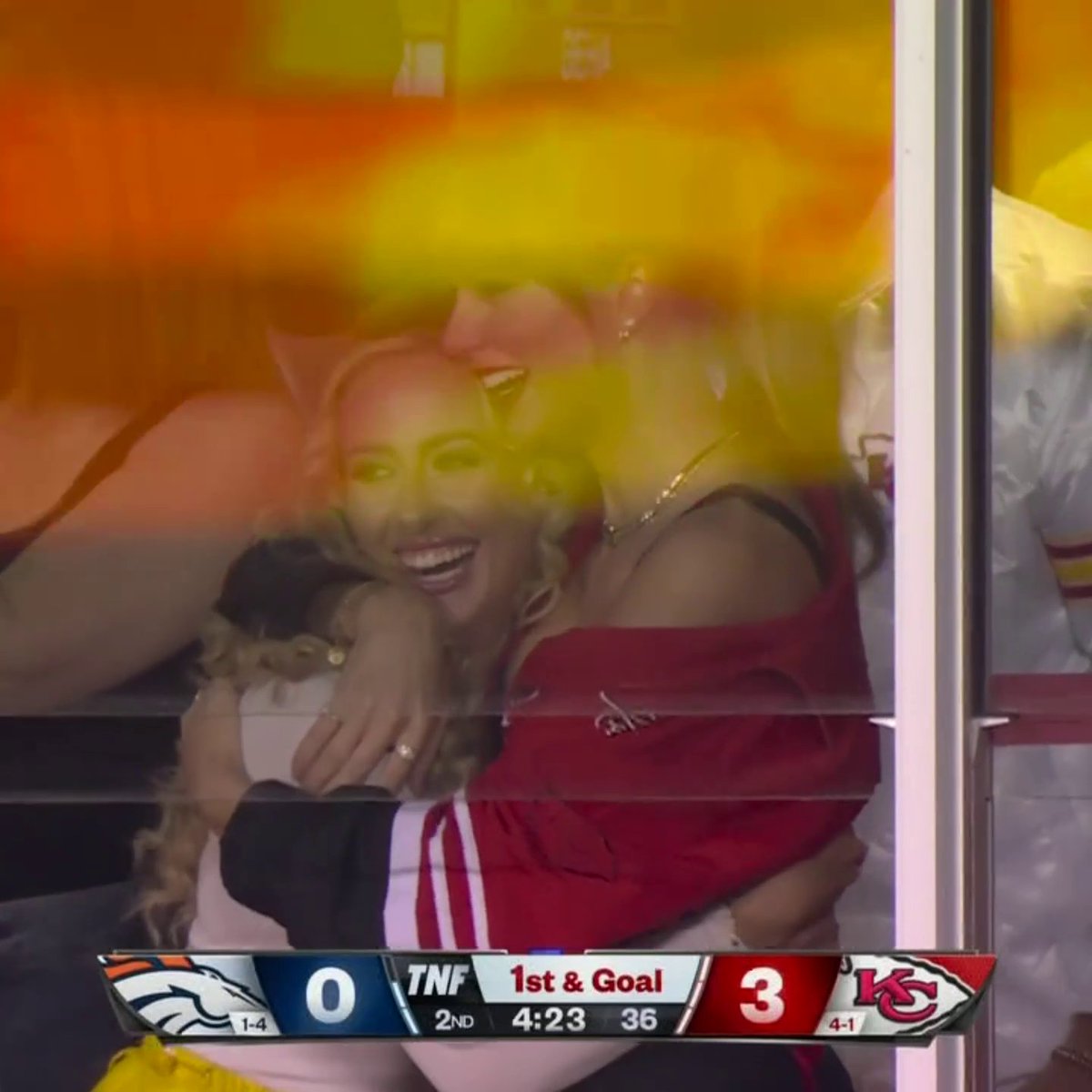 Taylor Swift and Brittany Mahomes were lovin' this Kelce catch 👏