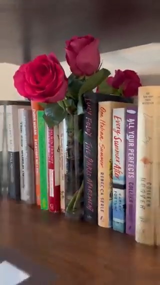 Embrace art and creativity with the exquisite Book Vase! 📖🌷 👉