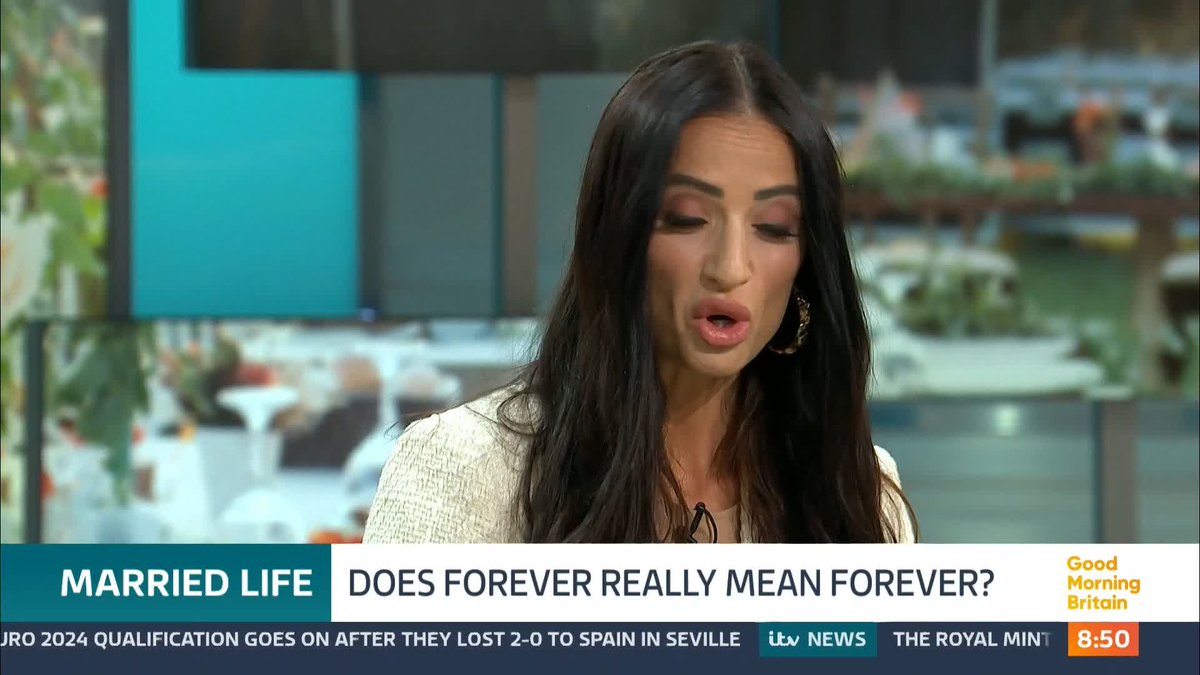 'I think people give up too easily these days.' 'With the way people change and grow, to say you're going to be with them for the rest of your life is a huge commitment.' Marriage: Does forever still mean forever?💍 chantelle houghton and Hayley Palmer Presenter debate 🗣️