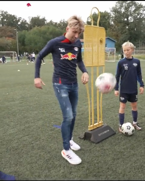 Hey Kevko, hey Timo 👋 Kevin #Kampl und Timo #Werner schauten diese Woche beim Training einiger unserer Nachwuchsteams vorbei. 🤗