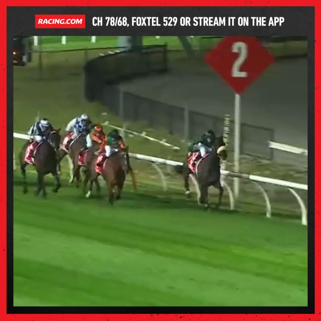 Keevs ($17) outstays them all with a bold run at the front for Rob Blacker 🤯 Makisha Salter