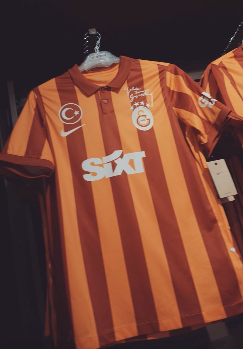 Galatasaray Futbol Takımı'nın 1923'te giydiği forma, 100. yıl şerefine Galatasaray ailesiyle yeniden buluştu. 🦁 100. yıla özel forma şimdi tüm GSStore'larda! 💛❤️ #YürüyelimArkadaşlar #Cumhuriyetin100ü