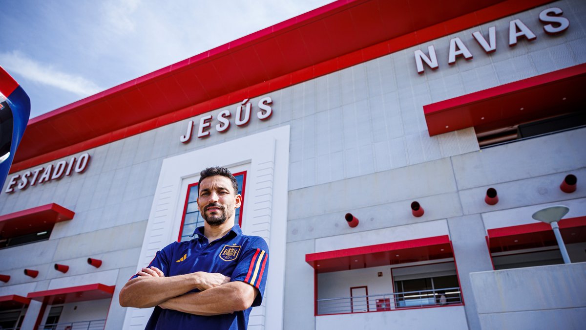 🥰 Es un histórico de la Selección Española Masculina de Fútbol y hoy hemos entrenado en el campo que lleva su nombre. Admirado por el seleccionador, reconocido por los mitos del Sevilla Fútbol Club e ídolo de los jóvenes como Ansu Fati. Eres leyenda, Jesús Navas. ℹ️ #VamosEspaña | #EURO2024