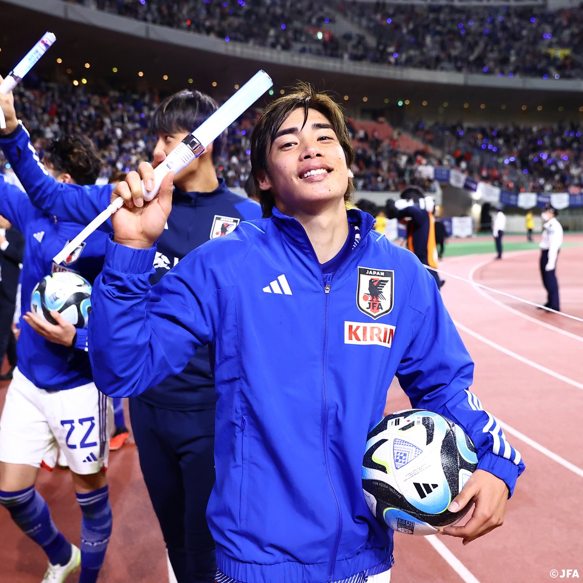 試合後、スタジアムにお越しいただいた皆さんに向けて、 ボールを投げ入れる #伊東純也⚽🎁 伊東純也 🏆#MIZUHOBLUEDREAMMATCH 2023 🇯🇵SAMURAI BLUE 4-1 カナダ🇨🇦 #夢への勇気を #SAMURAIBLUE #jfa #daihyo #サッカー日本代表