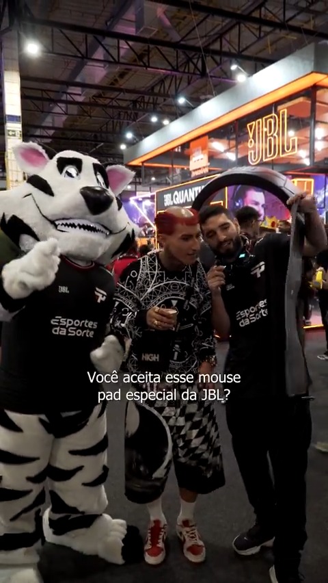um mousepad ou um presente misterioso? 👀 cola no estande da JBL Brasil que o dia 2 da #BGS23 tá só começando 🤙