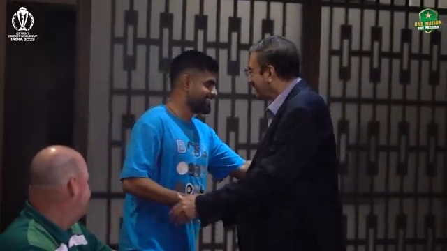 Chairman PCB Management Committee Mr Zaka Ashraf meets the Pakistan team in Ahmedabad 🤝 #INDvPAK | #DattKePakistani | #WeHaveWeWill