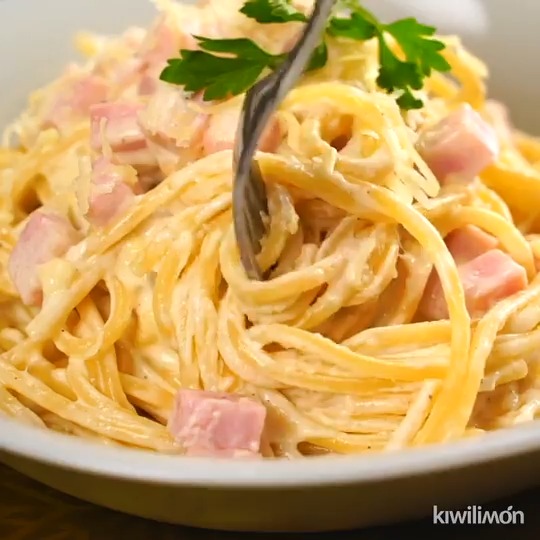 ¡La combinación de 3 quesos y jamón en este espagueti es inigualable! ✨ #kiwilimon #recetas Receta 👉