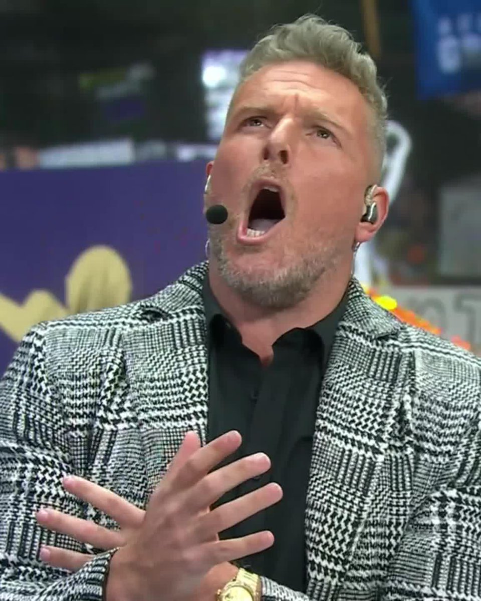 "This is one of the most impressive things I've seen humans do!" Pat McAfee is loving the atmosphere in Seattle 👏 #CollegeGameDay