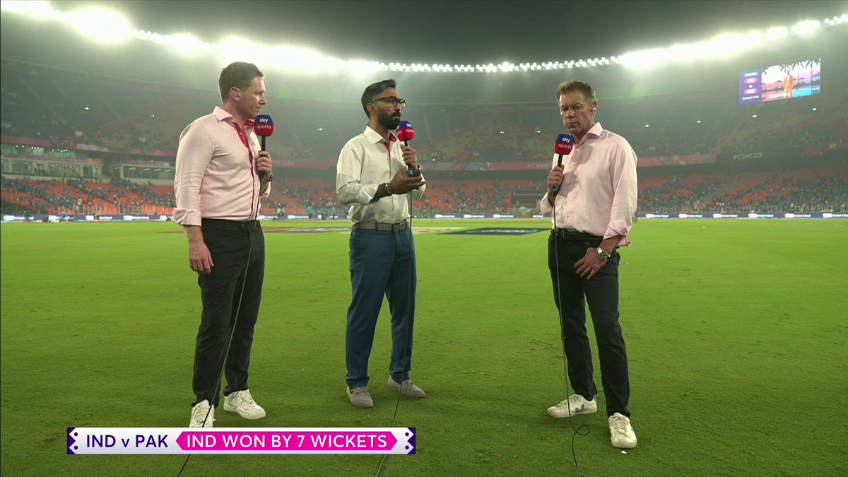 "If you bowl anything slightly short, forget it, go and pick it up from the stands" 😂 That line from Dinesh Karthik on Rohit Sharma 😅