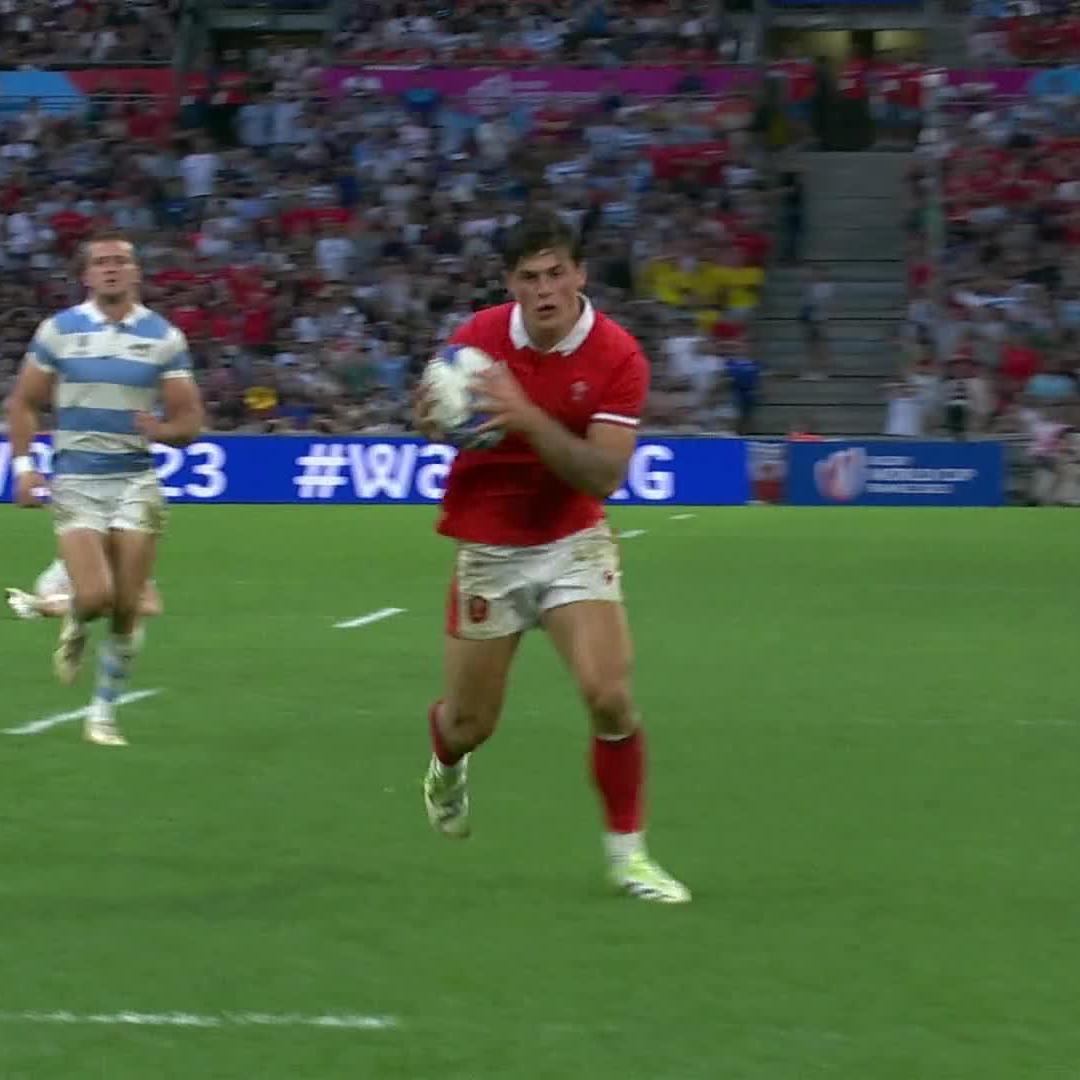Inches away from Louis Rees-Zammit 😮 #RWC2023 | #WALvARG