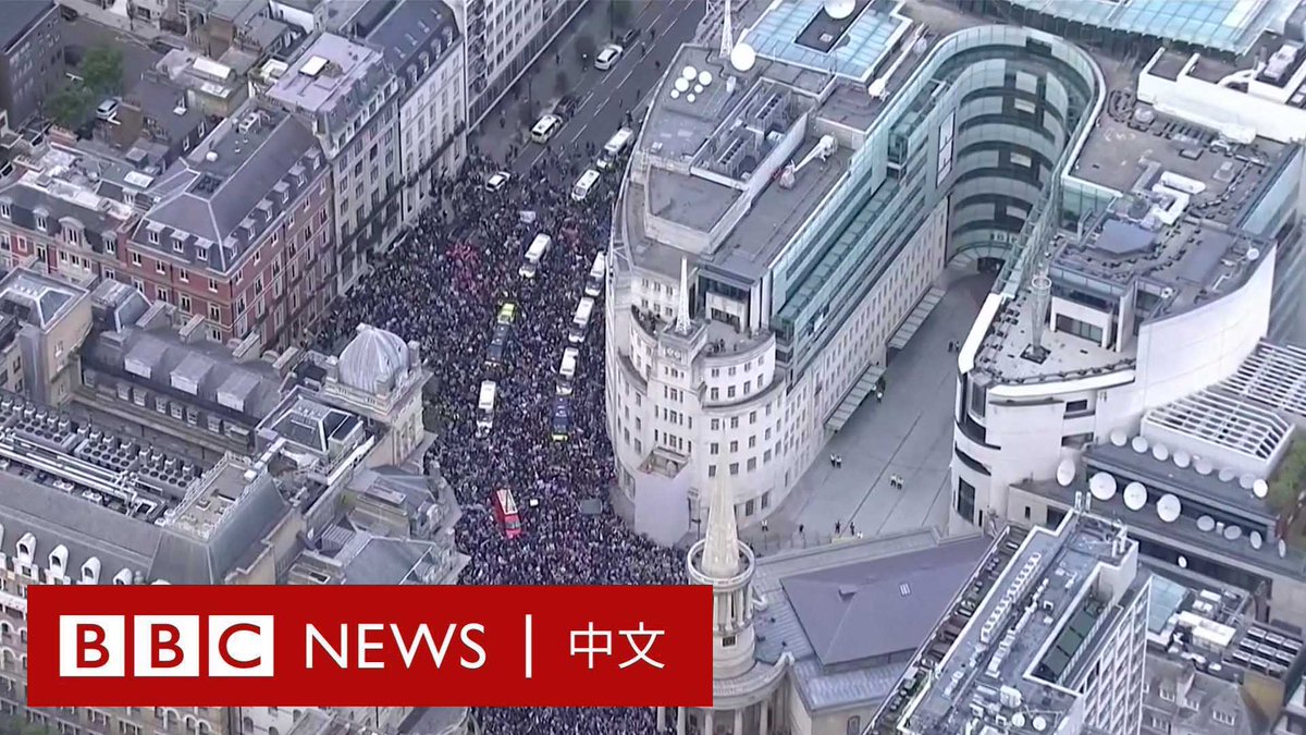 【现场画面】大批手持巴勒斯坦国旗的示威者聚集在伦敦市中心BBC总部大楼外,表达对巴勒斯坦的声援,他们一路行至唐宁街。 伦敦警察厅部署了1000多名警察监督游行。根据此前警告,任何支持哈马斯或偏离路线的人都将面临拘捕。 警方表示,已有七人被逮捕。