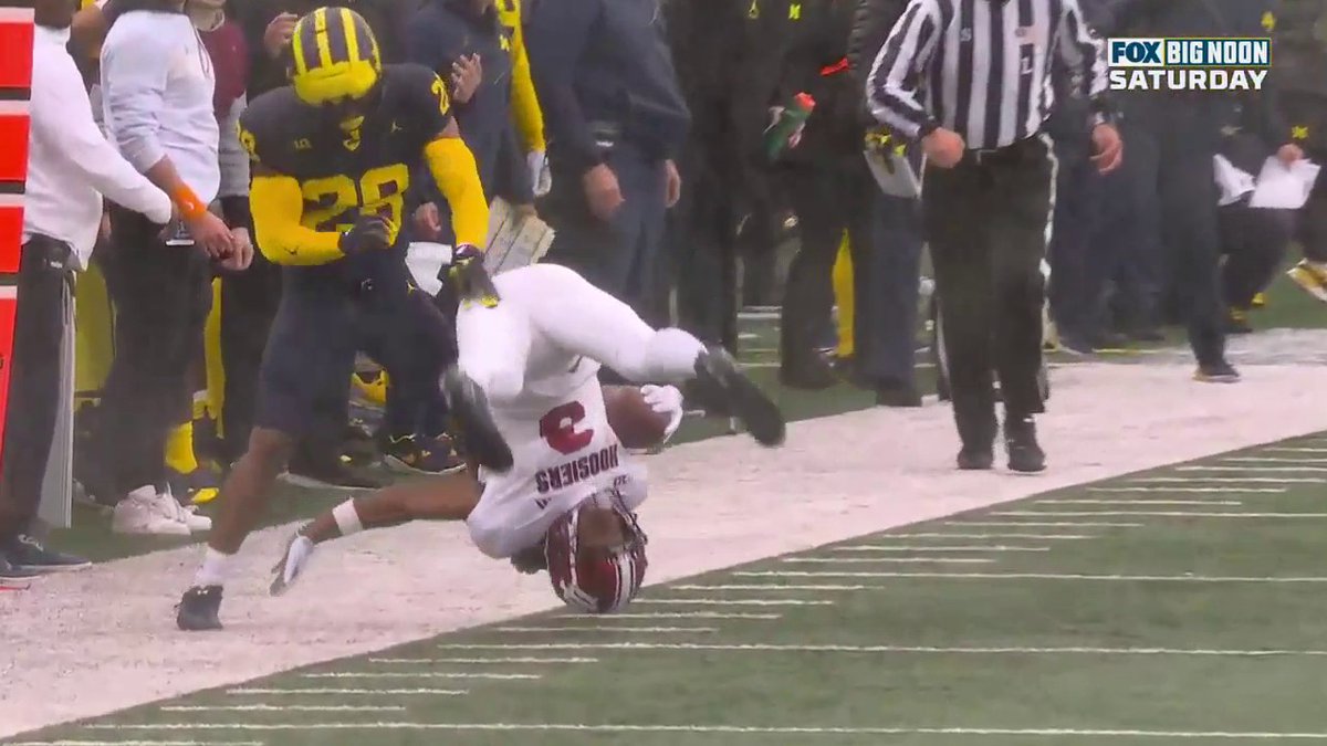 HOW DID HE HOLD ONTO THIS 🤯 (via FOX College Football)