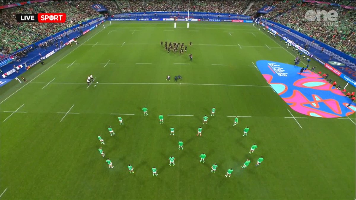 𝗪𝗛𝗔𝗧 𝗔 𝗠𝗢𝗠𝗘𝗡𝗧! The Irish squad stand in an 8 formation to face the Haka, just like they did at Soldier Field in 2016 in memory of the late Anthony Foley. ☘️ #IREvNZL | #RWC2023