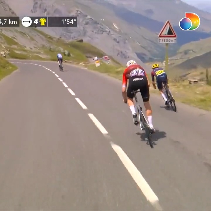 Even the broadcast motorcycle struggles to keep up with Tom Pidcock when he's descending 😲💨