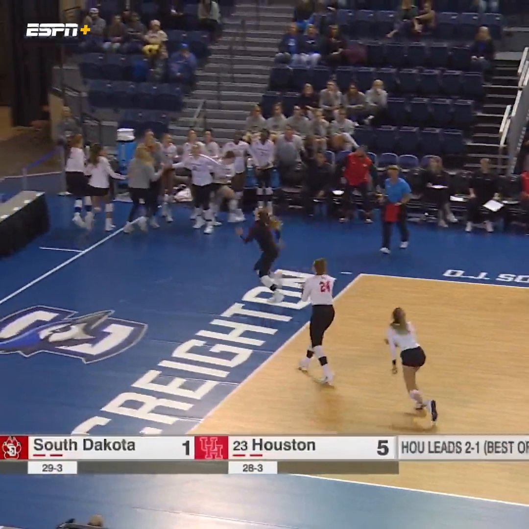 I present to you the best volleyball point ever.