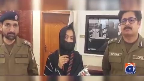 پولیس کانسٹیبل کی بیٹی نے رحیم یار خان کی یونیورسٹی میں فرسٹ پوزیشن حاصل کر لی