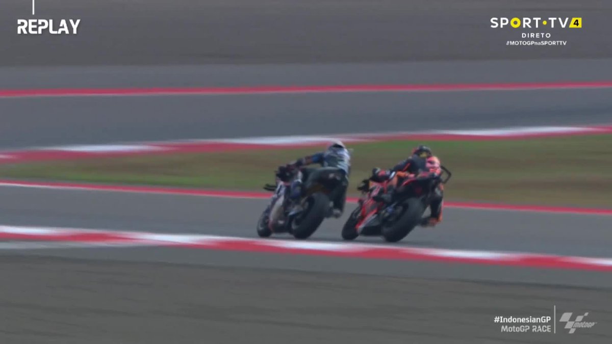 Brad Binder coloca Miguel Oliveira fora da pista 😡 #sporttvportugal #MOTOGPnaSPORTTV #MotoGP #IndonesianGP 🇮🇩