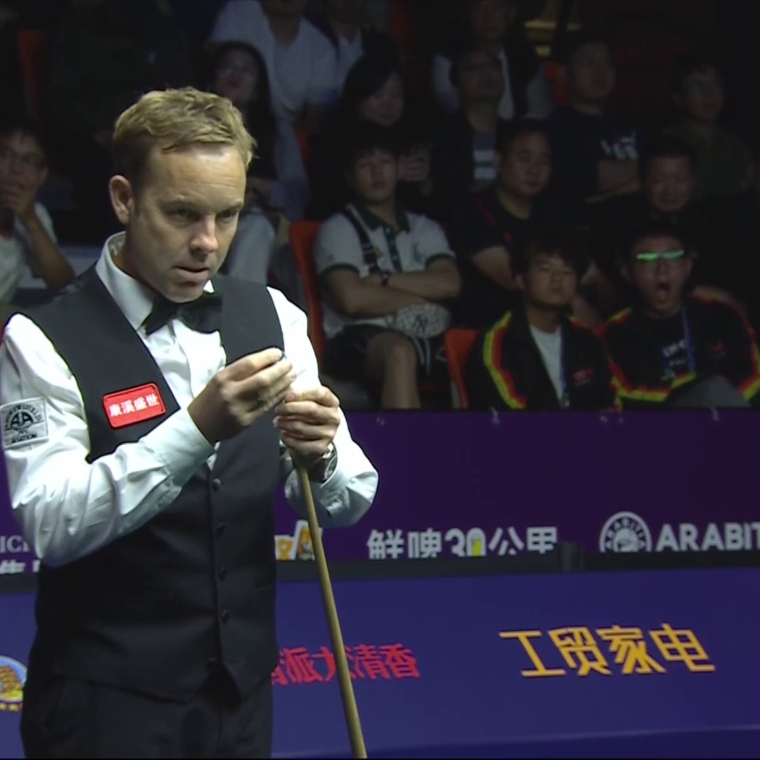 What sportsmanship from Ali Carter 👏 Trailing 1-3 in the Wuhan Open final, he called a foul on himself that nobody else saw. Judd Trump applauds. #WuhanOpen | WST | Ali Carter