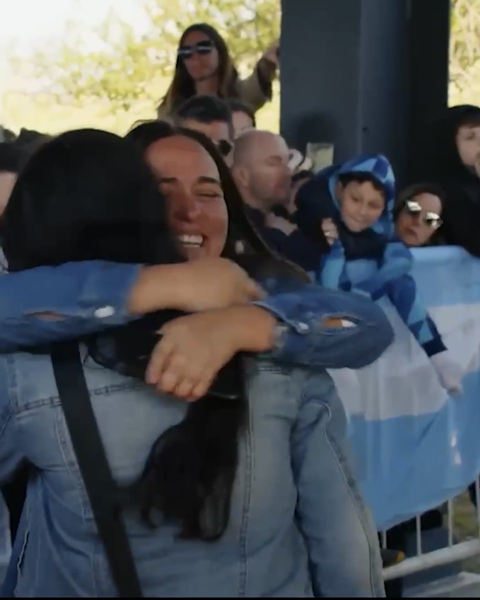 La patria los abraza 🇦🇷❤️ En medio de tanto dolor, la Argentina los recibe y acompaña. Agradezco a todos los equipos que hacen posible la operación #RegresoSeguro; seguiremos trabajando hasta evacuar de Israel a todos los compatriotas que lo han pedido.