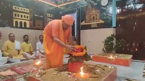 पावन पर्व शारदीय नवरात्रि के प्रथम दिवस के अवसर पर आज Shri Gorakhnath Mandir परिसर स्थित श्री दुर्गा मंदिर में मुख्यमंत्री श्री Yogi Adityanath जी महाराज ने विधि-विधान से कलश-स्थापना की। महाराज जी ने माँ दुर्गे से प्रदेश वासियों के कल्याण की प्रार्थना की है। जय माँ जगज्जननी!