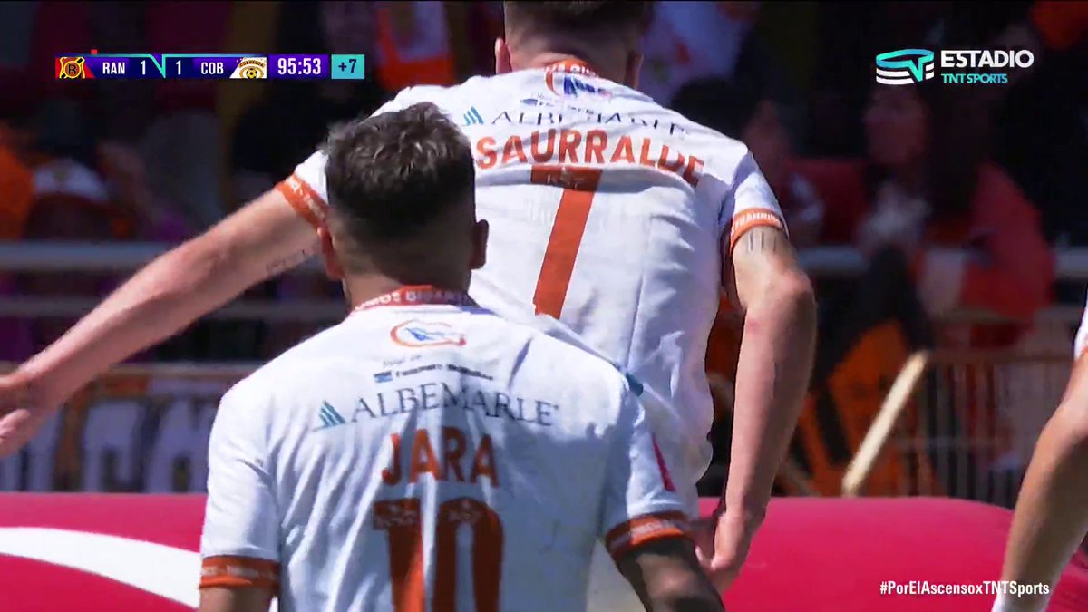 ⚽🦊👉 1-2, 90'+6', C. Insaurralde Palomita perfecta del argentino para desnivelar las acciones y poner a Cobreloa a tiro del título en la definición #PorElAscensoxTNTSports. Disfruta de lo mejor de nuestro fútbol en Estadio TNT Sports, estés donde estés 📲💻 Link en la BIO 📍