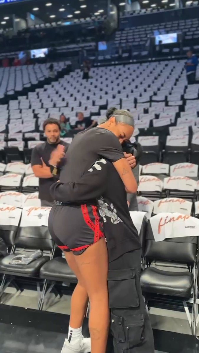Dawn Staley surprised A'ja Wilson ahead of Game 3 ❤️