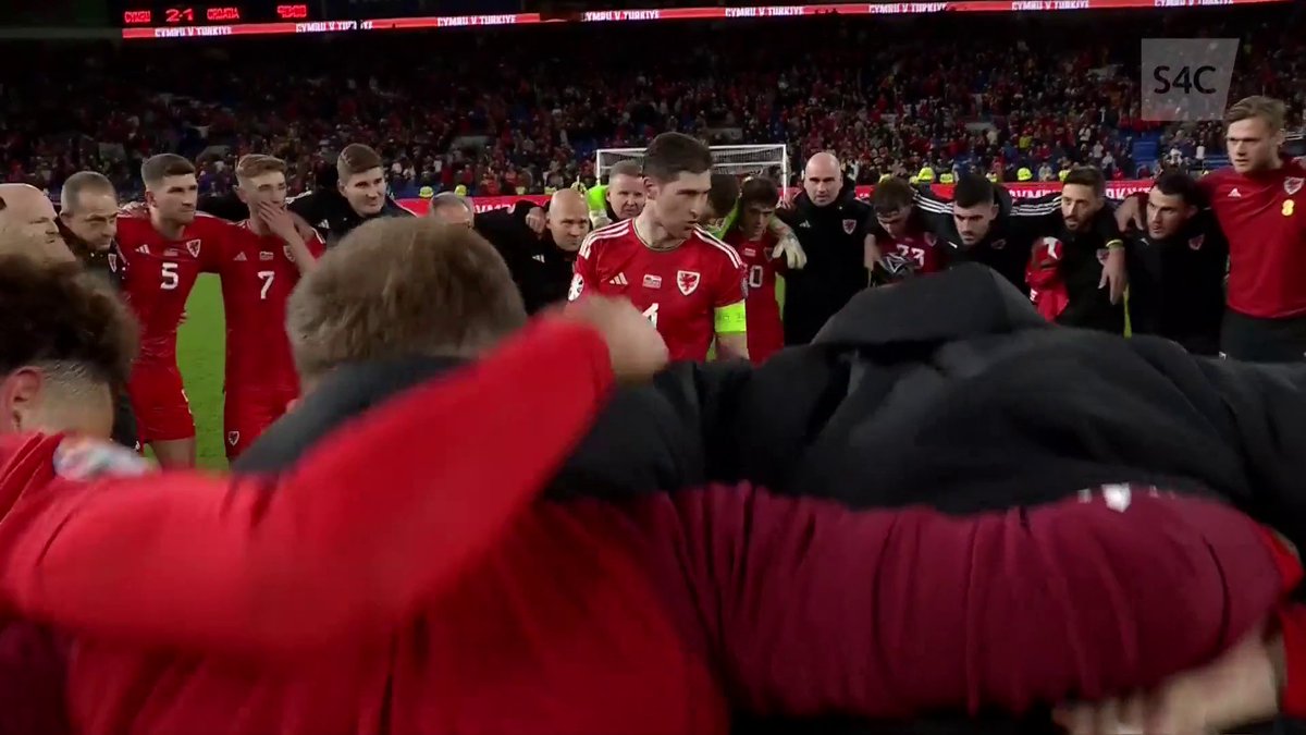 BEN DAVIES YN ARWAIN! Ben Davies 💪©️ Canlyniad: Wales 🏴󠁧󠁢󠁷󠁬󠁳󠁿 2-1 Croatia 🏴󠁧󠁢󠁷󠁬󠁳󠁿🇭🇷 | S4C 🏴󠁧󠁢󠁷󠁬󠁳󠁿