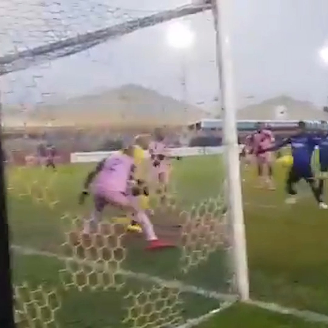 The art of defending 👏 (via Wingate & Finchley FC)