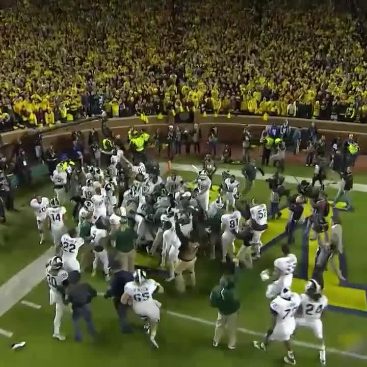 Welcome to Michigan week. No better way to start the week than with 𝘵𝘩𝘦 play in rivalry history.