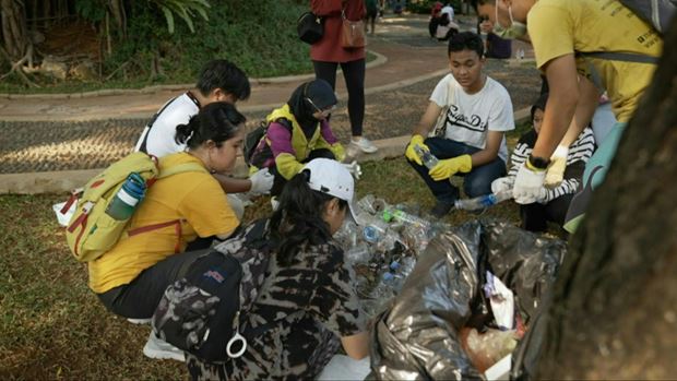 VIDEO: 🇮🇩 'Trash heroes' assemble to fight Jakarta garbage crisis Indonesia's capital is struggling with a mounting waste problem, its main dump site approaching capacity. A group of volunteers has started a movement to clean parks and streets and raise awareness of the problem