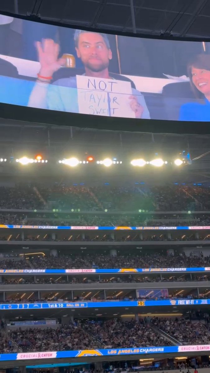 Lance Bass brought out this sign for MNF 😂
