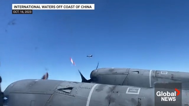 重磅！中国飞行员冒死拦截加拿大飞机！ 周一，加拿大皇家空军的一架 CP-140 Aurora 在中国沿海遭到中国人民解放军空军一架 J-10 战斗机的拦截。非常危险的拦截，机翼只有5米远。 加拿大新闻摄制组在机上捕捉到了这次拦截。