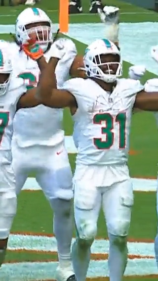 The Miami Dolphins might have the best celly game in the league. 🎉