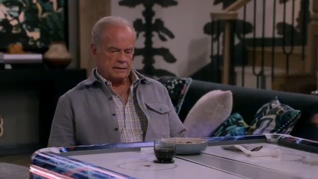 Frasier and Freddy seem to have slightly different taste in decor… Catch back-to-back special airings of the first two episodes of #Frasier tonight starting at 9:30pm/8:30c on CBS and all-new episodes Thursdays on Paramount+