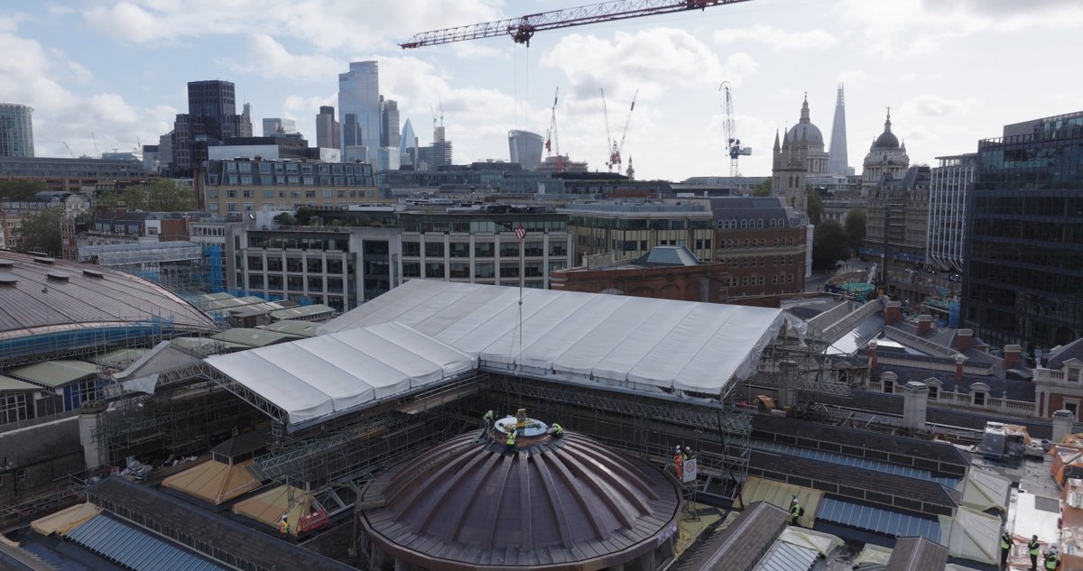 Progress is being made over at Smithfield as the oculus is lifted onto the copper dome 👀 A significant moment in the process of building the #LondonMuseum