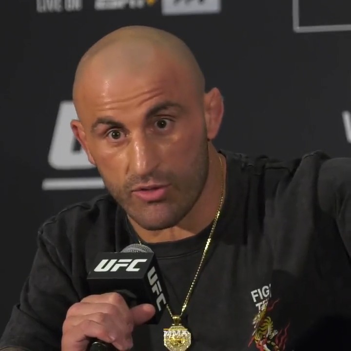 Alex Volkanovksi says if the roles were reversed, Islam Makhachev is "100 percent" not fighting on 12 days notice 👀 #UFC294